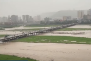 Сильна повінь руйнує Центральний Китай, країна готується до тайфуну «Гаемі» (ВІДЕО)