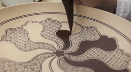 Японський художник створює дивовижні візерунки на чаші (Відео)