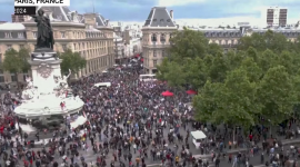 У Франції тисячі людей вийшли на передвиборчий марш проти ультраправих (ВІДЕО)