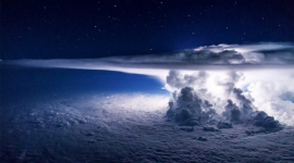 Фотограф-пілот штормів робить захоплюючі знімки найсильніших буревіїв з висоти 40 000 футів
