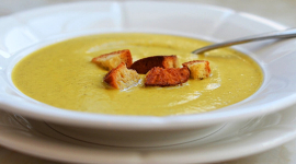 Суп з броколі та грюйєром з домашніми грінками (Рецепт)