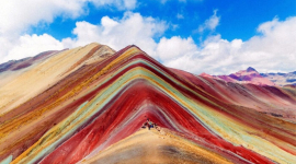 Райдужна гора в Перу приваблює туристів своїми дивовижними краєвидами (ФОТО)