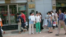 Мати шукає правосуддя в Пекіні, продаючи свою дочку