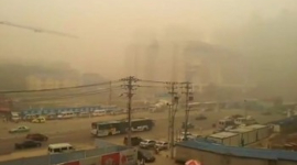 Густонаселенный город Ухань в Китае поглотил жёлтый туман