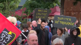 Тисячі людей у Франції вийшли на протести проти призначеного Макроном прем'єр-міністра (ВІДЕО)