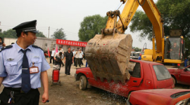 Фотоогляд знищення неліцензійних автомобілів, забраних у власників