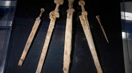 4 почти неповрежденных римских меча, которые использовали еврейские повстанцы, нашли в маленькой пещере