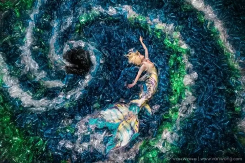 Русалки в океане пластика: будоражащий фотопроект художника Бенжамина Вонга