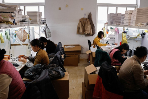 Китай производит накладные ресницы из северокорейского сырья