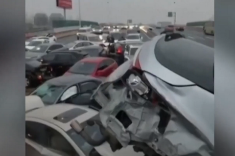 Несколько человек пострадали в результате скопления 100 автомобилей на обледенелой скоростной автомагистрали Китая