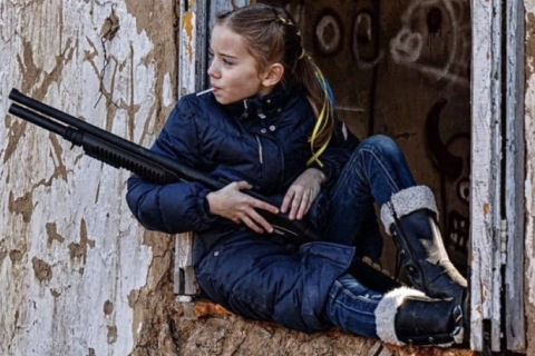 Образ детства в Украине. Девочка с винтовкой и леденцом на палочке. Дональд Туск перенимает снимок и отправляет миру послание