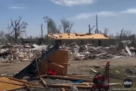 Десятки погибших после того, как торнадо в Миссисипи сравняли города с землей