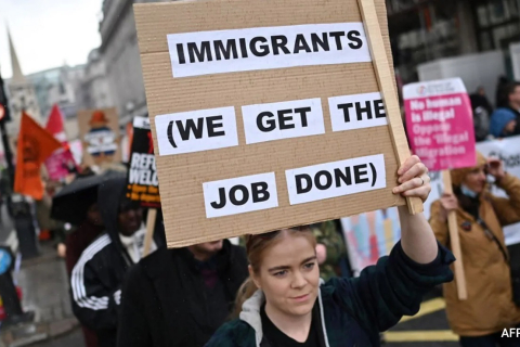 Тысячи людей протестуют в Лондоне против нового законопроекта Великобритании о мигрантах