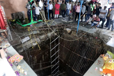 35 людей загинули внаслідок обвалу криниці в індійському храмі (ВІДЕО)