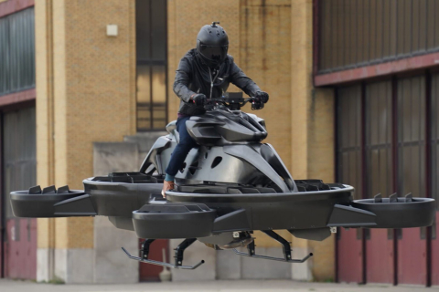 Перший у світі літаючий мотоцикл надійшов у продаж майже за 500 000 фунтів стерлінгів (ВІДЕО)