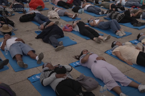 В Мехико сотни людей с ковриками на улицах отпраздновали День сна (ВІДЕО)