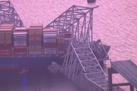 В результате удара грузового судна об мост в Балтиморе предположительно погибли 6 рабочих
