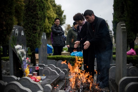 В Китаї можна найняти плакальника на могилі предків за $16