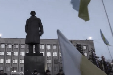 В Славянске не удалось повалить памятник Ленину