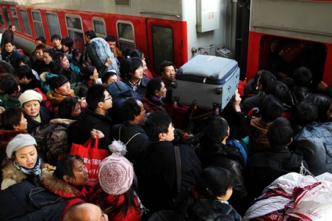 Миллионы китайцев спешат домой на Новый год