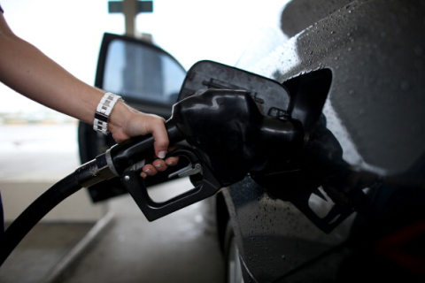 Цены на нефть падают, а бензин не дешевеет: почему?