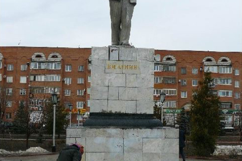 В Оренбургской области России разрушили первый памятник Ленину