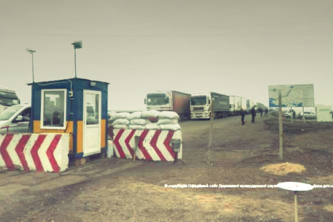 Большая очередь грузовых автомобилей образовалась на границе с Крымом
