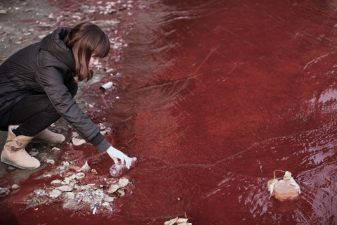 Из-за красной воды в реке беременные покидают китайскую деревню