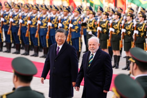 Лула из Бразилии и Си из Китая укрепляют антизападный блок
