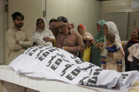 У Пакистані внаслідок тисняви в центрі роздачі продовольства загинули 11 осіб (ВІДЕО)