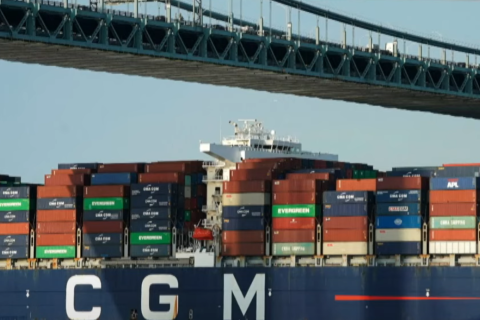 Огромный контейнеровоз потерял ход перед тем, как пройти через гавань Нью-Йорка