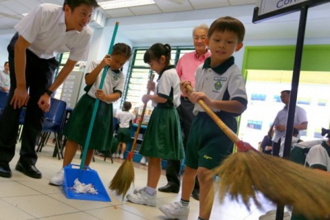 Должны ли школьники убирать свои классы? Необычный японский подход