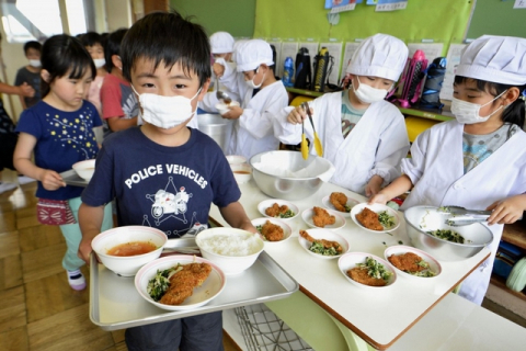 Як обідають школярі в Японії: програма здорового харчування, до якої привчають із дитинства