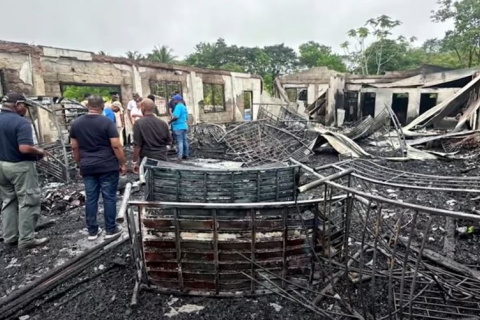 Пожар в школьном общежитии в Гайане унес жизни по меньшей мере 19 учеников