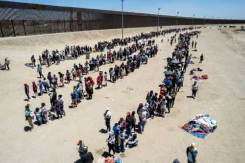 Мигранты устремляются к границе США в последние часы до истечения срока действия иммиграционного законодательства