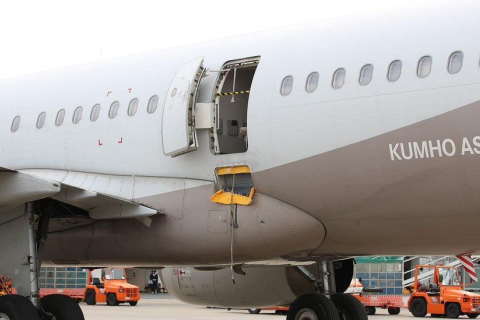 Літак Asiana приземлився після відкриття дверей у польоті (ВІДЕО)