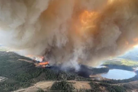 Тысячи людей вынуждены эвакуироваться из-за лесных пожаров на западе Канады