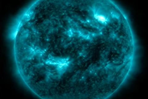 Ученые связывают необычное северное сияние с огромным пятном на Солнце