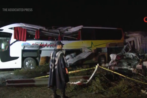 Автобус врезался в автомобили на юге Турции, в результате чего 10 человек погибли и 39 получили ранения