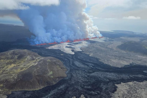 Вулкан в Исландии извергается в пятый раз с декабря
