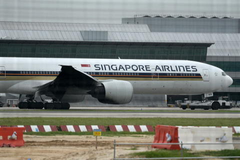 Один человек погиб и 30 получили ранения в результате «сильной турбулентности» на рейсе Сингапурских авиалиний из Лондона