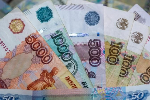 Курс российского рубля вырос до семилетнего максимума