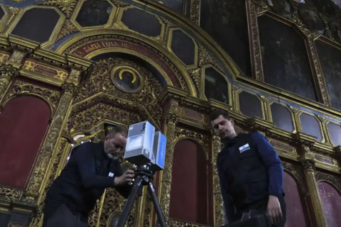 Двое волонтёров ООН сканируют исторические объекты Украины с помощью высокотехнологичного лазерного оборудования