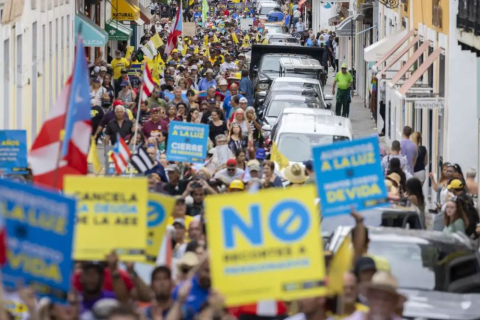В Пуэрто-Рико сотни людей вышли против повышения счетов за электроэнергию