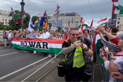 Тысячи людей митингуют в поддержку Орбана в Венгрии перед голосованием в ЕС