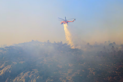 Лесной пожар в окрестностях греческой столицы ослабевает
