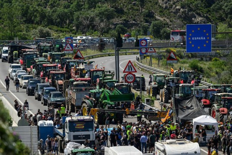 Фермеры Испании и Франции провели совместную акцию, блокировав тракторами приграничные дороги