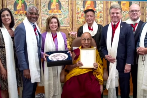 Законодатели США поддерживают Далай-ламу на фоне гнева Пекина