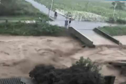 Рекордна повінь у Китаї: загинуло щонайменше 9 людей (ВІДЕО)