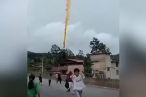 Уламки ракети впали на китайське село (ВІДЕО)